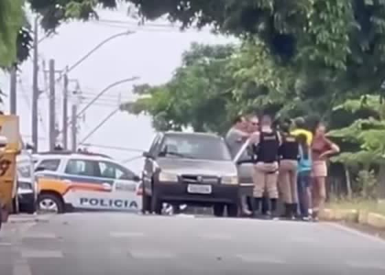 Viatura e policiais militares no local do acidente com a criança atingida no Marciano Brandão