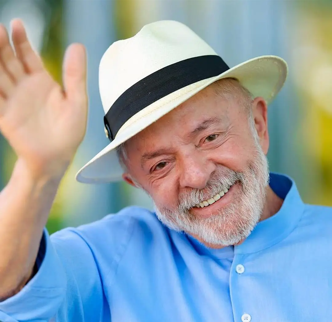 Lula acena e sorri em foto de 9 de julho de 2026, na matéria sobre o Datafolha de hoje