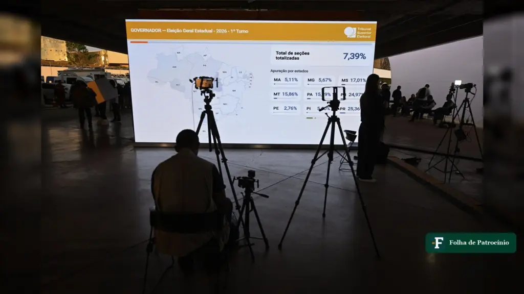 Telão do TSE mostra o mapa do Brasil na apuração do 1º turno de 2026, em Brasília (foto: Carlos Moura/Agência Senado, CC BY-SA 4.0)