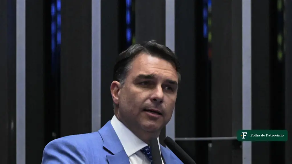 O senador Flávio Bolsonaro discursa na tribuna do Senado, em foto de 1º de setembro de 2026, no dia em que confirmou presença no debate da Band