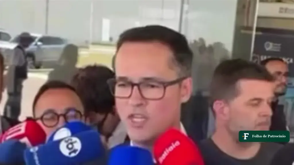 Deltan e o sigilo de Lula: Deltan Dallagnol fala a jornalistas na entrada do TSE, em Brasília