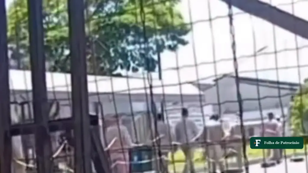 Demissões na Inonibrás: trabalhadores em fila dentro da fábrica, em Pirapora (MG)