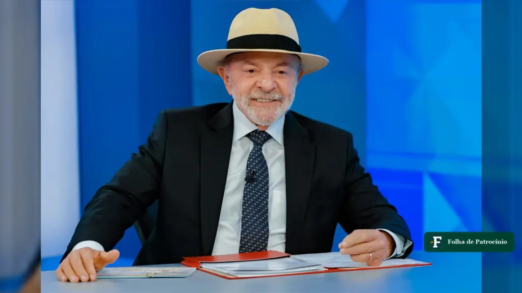 Lula sorri em estúdio durante entrevista, em foto da campanha sobre a derrota de Lula no primeiro turno