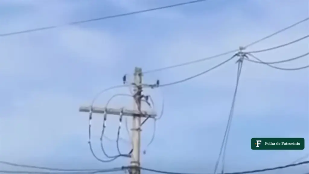 Poste com cabos de alta tensão no bairro Marciano Brandão, local da descarga elétrica em Patrocínio