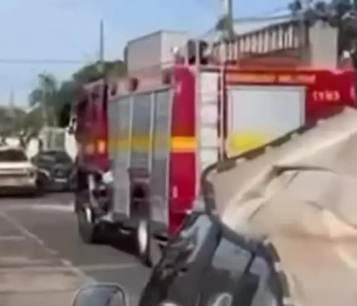 Rua do Marciano Brandão com viatura dos Bombeiros no local da descarga elétrica em Patrocínio