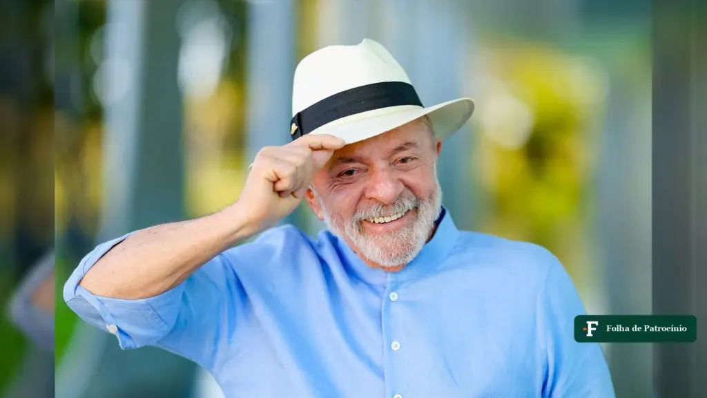 Presidente Lula sorri e toca o chapéu, em foto usada na matéria sobre o desespero de Lula no segundo turno
