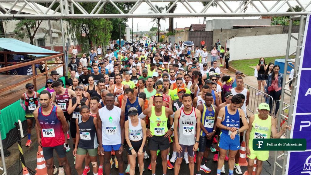 Corredores alinhados na largada da 1ª Meia Maratona do Cerrado, em Patrocínio, em 2025