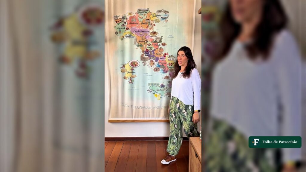 Apresentadora diante de mapa gastronômico da Itália durante o anúncio da Gastronomia em Dobro em Patrocínio