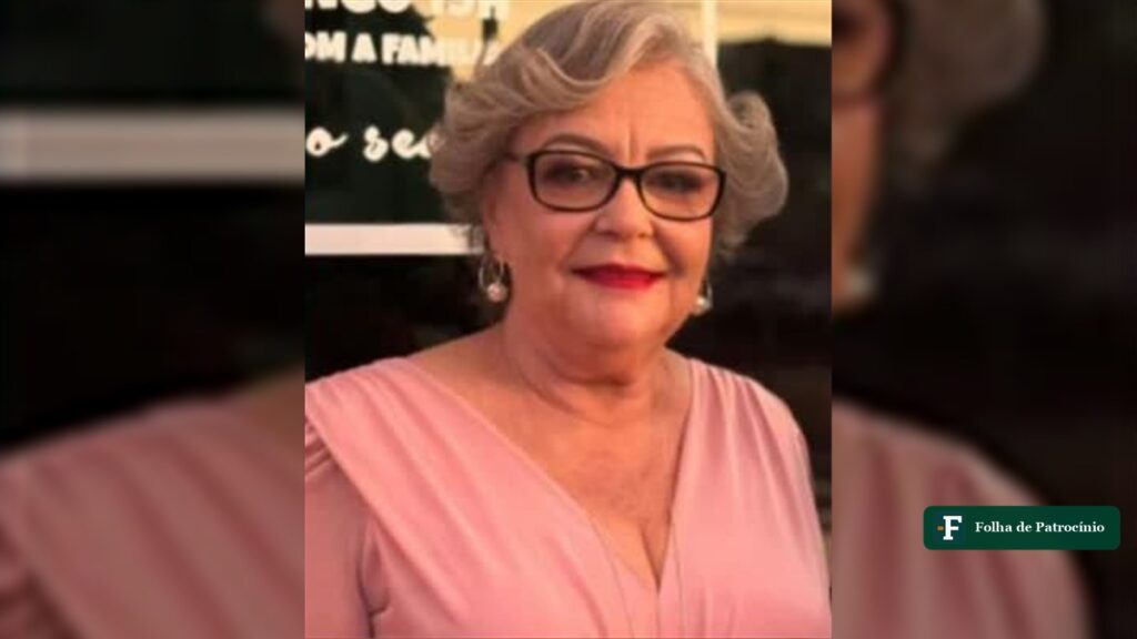 Elba Silva Alves, de óculos, brincos de pérola e vestido rosa, em foto divulgada pela funerária