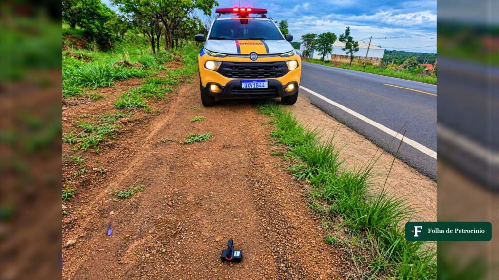 Viatura da PM Rodoviária parada no acostamento da MG-190 com a tornozeleira dos foragidos na MG-190 no chão de terra