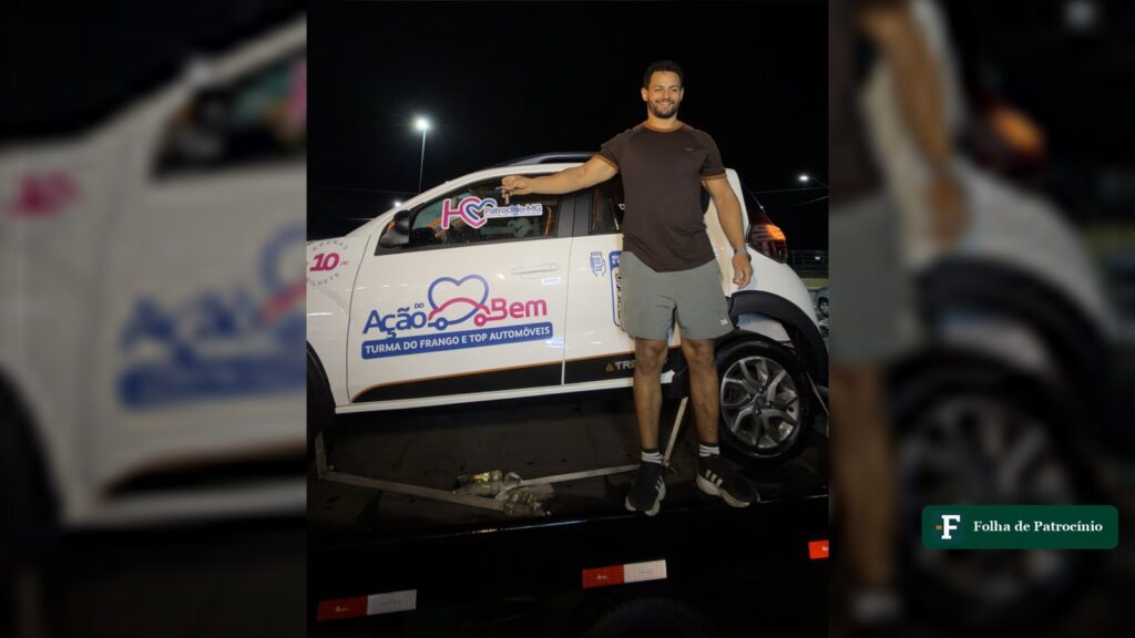 Rodrigo Marciano ao lado do Fiat Mobi sorteado na Ação do Bem, em Patrocínio