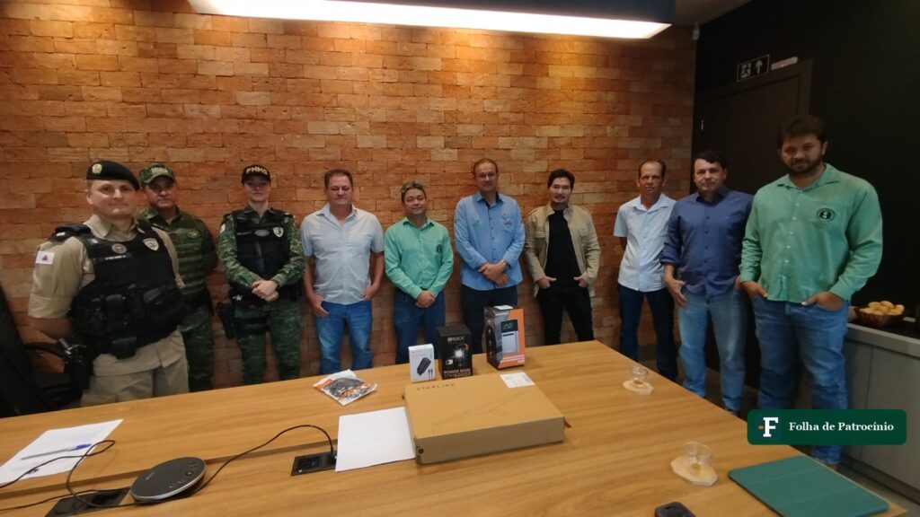 Patrulha Rural em Patrocínio: policiais militares e integrantes do Conselho Rural com os equipamentos doados sobre a mesa