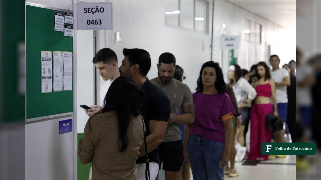 Eleitores na fila de uma seção eleitoral, imagem que ilustra o segundo turno em Patrocínio. Foto: Bruno Peres/Agência Brasil
