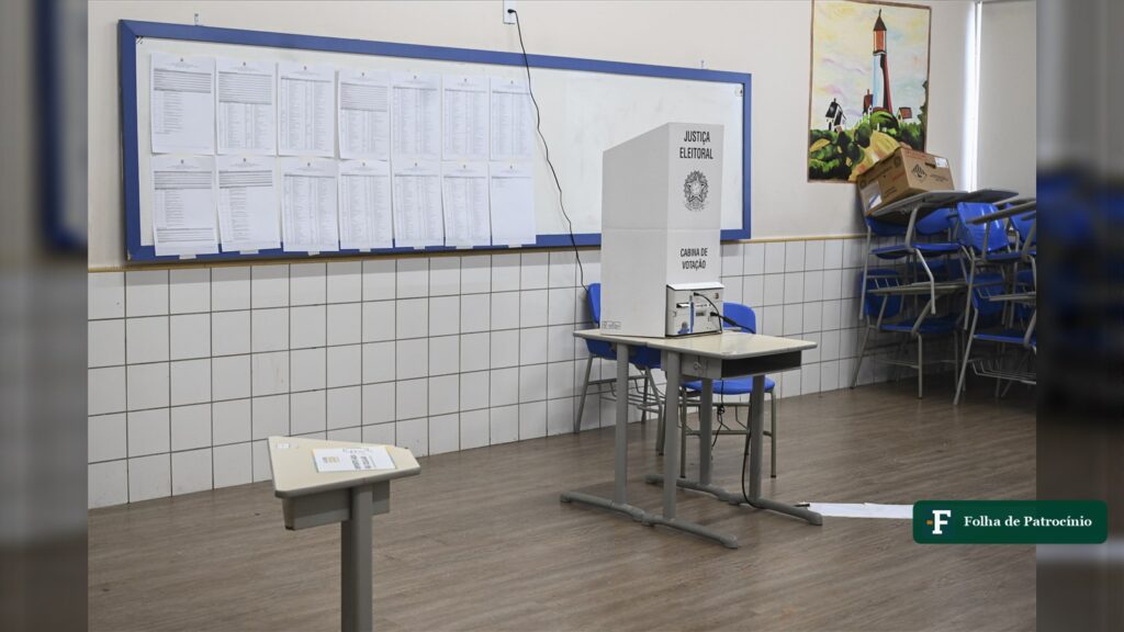 Sala de aula montada como seção eleitoral, com cabine de votação e urna, imagem que ilustra a votação por escola em Patrocínio. Foto: Saulo Cruz/Agência Senado (CC BY-SA 4.0), imagem adaptada