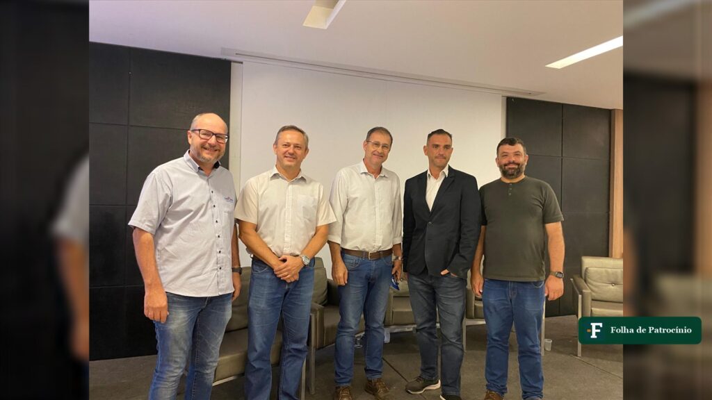 Cinco homens posam em sala de reunião da ACIP, em foto de arquivo da Prefeitura de Patrocínio que ilustra o Empretec em Patrocínio. Foto: Prefeitura de Patrocínio/divulgação