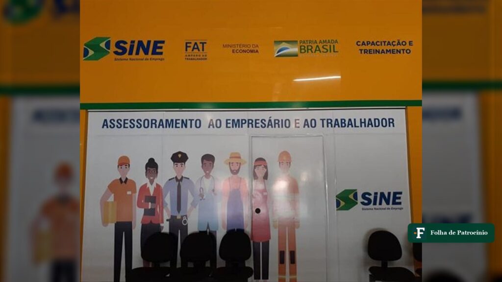 Recepção do SINE de Patrocínio com painel de profissões e cadeiras de espera, unidade que concentra as vagas em Patrocínio. Foto: Marlisia da Silva/Gazeta de Patrocínio (arquivo, 2020)