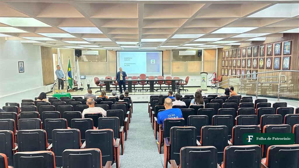 Audiência pública de contas anterior no auditório do Governo Municipal de Patrocínio, com plateia e mesa ao fundo. Foto: Prefeitura de Patrocínio (arquivo, 2025)
