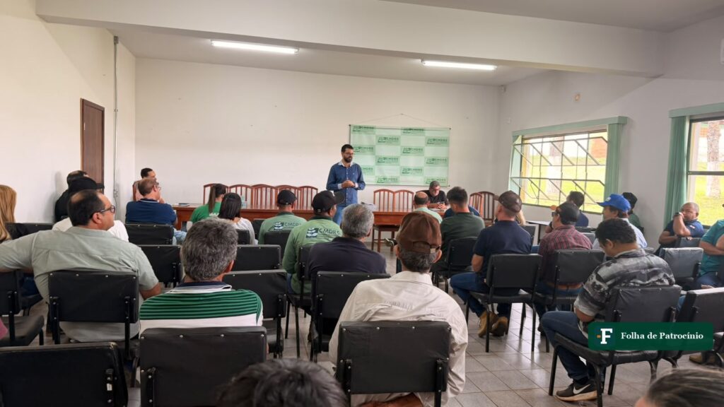 Reunião do CMDRS na sede do Sindicato dos Trabalhadores Rurais de Patrocínio, com produtores sentados e uma pessoa falando em frente à mesa. Foto: Prefeitura de Patrocínio/Divulgação