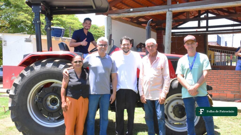Moradores e representantes ao lado do novo trator em Salitre, entregue pela Prefeitura de Patrocínio no Quiosque de Salitre. Foto: Prefeitura de Patrocínio/Divulgação