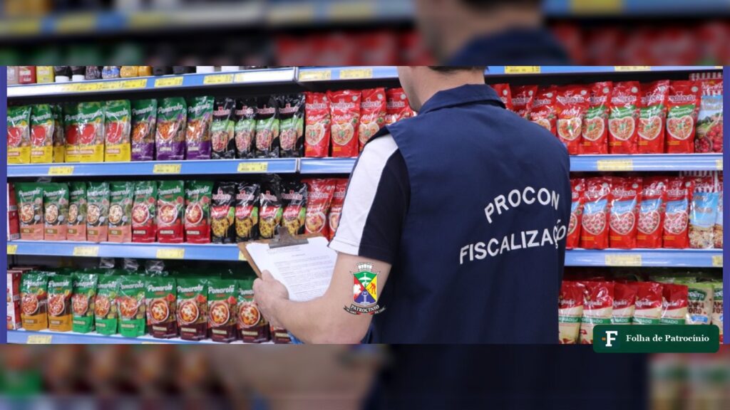 Fiscal do Procon de Patrocínio confere preços de produtos em prateleira de supermercado, um dos trabalhos do órgão. Foto: Prefeitura de Patrocínio (arquivo, agosto de 2026)