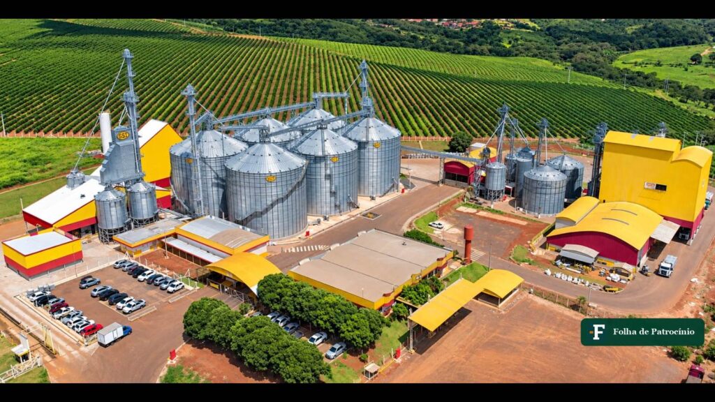 Fábrica de ração da Pif Paf em Patrocínio, com silos e galpões ao lado de lavoura de café, em foto de divulgação