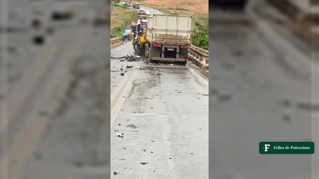 Caminhões e destroços sobre a ponte da BR-365 depois de um dos acidentes em Patos de Minas