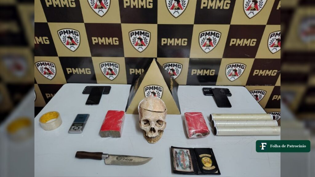 Material da apreensão em Coromandel: drogas, balança, objeto semelhante a crânio e carteira com brasão da Polícia Civil