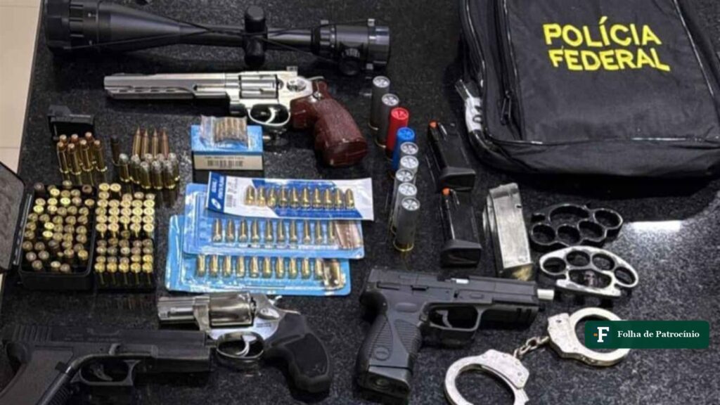 Armas, munições e algemas apreendidas na Operação Scutum, da Polícia Federal