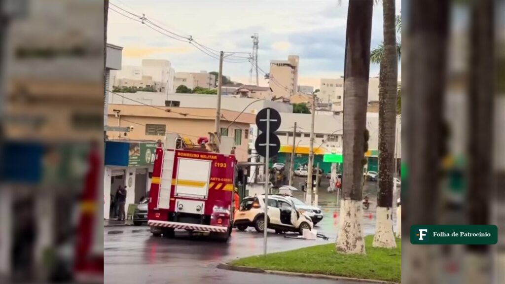 Capotamento na Faria Pereira: Fiat Mobi danificado ao lado de caminhão do Corpo de Bombeiros, em Patrocínio