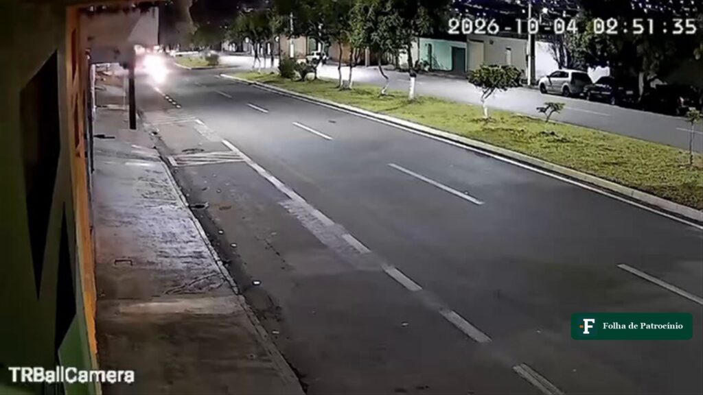 Acidente na Odir Aleixo: avenida à noite em imagem de câmera de segurança, em Patrocínio