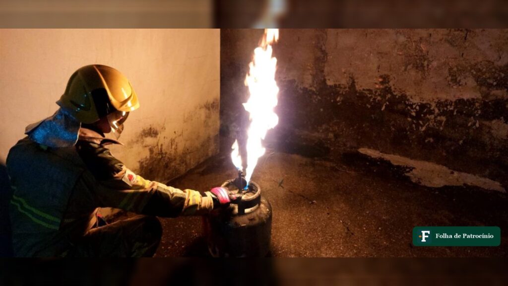 Bombeiro combate chama em botijão de gás durante princípio de incêndio em Patrocínio