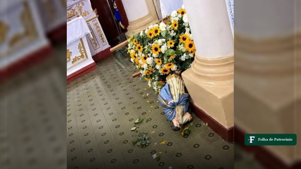 Imagem de Nossa Senhora caída no chão de igreja de Resende Costa, ao lado de andor com girassóis