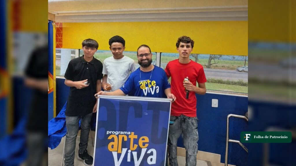 Participantes do Programa Arte Viva dentro da Carreta da Saúde, no Posto Doidão, em Patrocínio