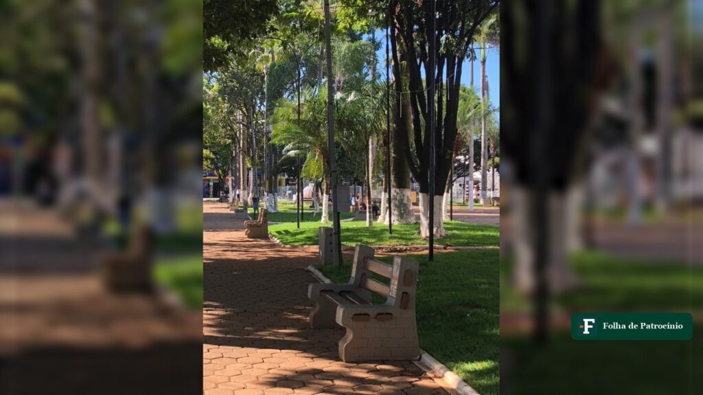 Praça arborizada com bancos em Patrocínio, cenário da Feira de Artesanato