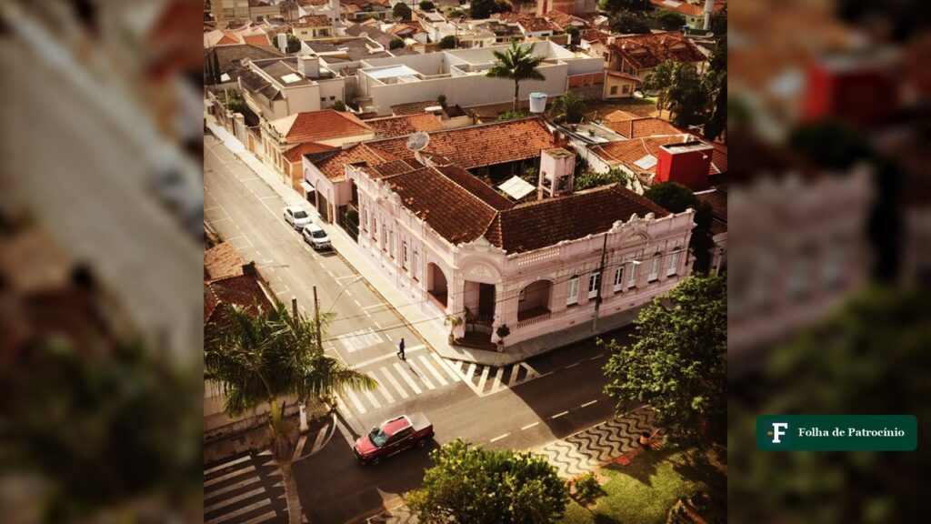 Vista aérea do centro de Patrocínio, cidade do CESEC com ensino gratuito para jovens e adultos