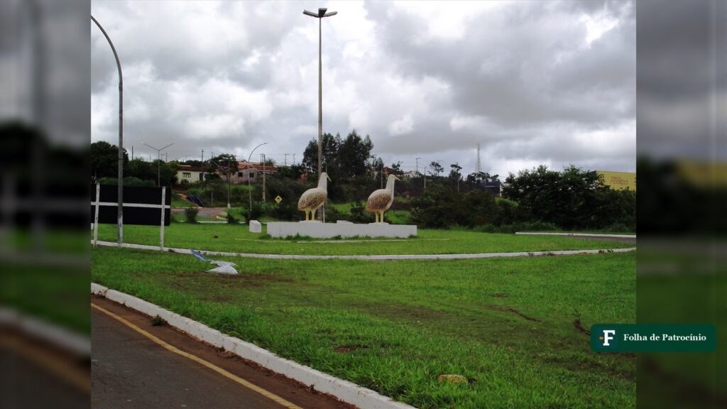 Entrada de Perdizes, em Minas Gerais, com a escultura de perdizes ao lado da rodovia