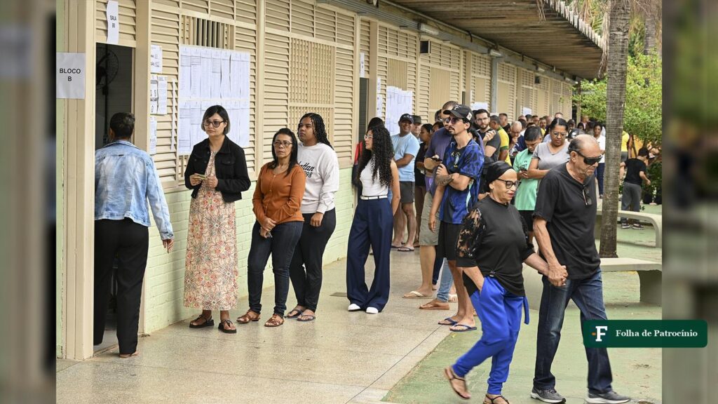 Fila de eleitores diante de uma seção eleitoral no primeiro turno de 2026, em Brasília (foto: Agência Senado, CC BY-SA 4.0)