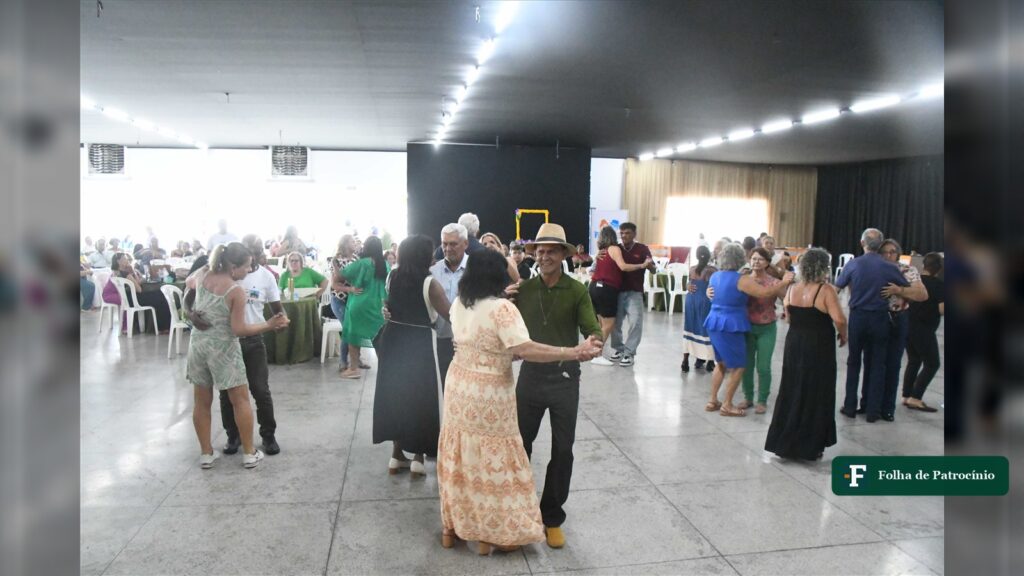 Casais dançam forró durante a festa do Dia da Pessoa Idosa no Rotary Clube Brumado dos Pavões, em Patrocínio