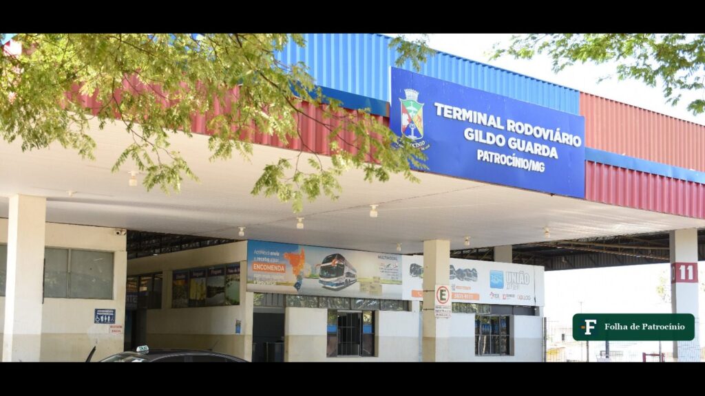 Fachada do Terminal Rodoviário Gildo Guarda, em Patrocínio, com a placa da rodoviária