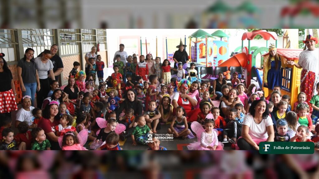 Crianças e famílias reunidas em evento infantil da Semana da Criança em Patrocínio