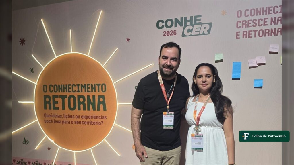 Representantes da Educação de Patrocínio diante do painel do ConheCER 2026, em Fortaleza