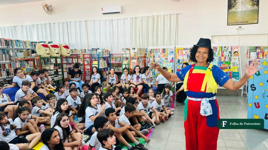 Contadora de histórias fantasiada anima crianças dentro da Biblioteca Pública Municipal de Patrocínio