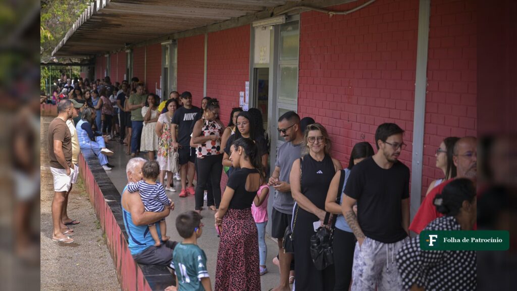 Fila de eleitores diante de uma seção eleitoral no primeiro turno de 2026 (foto: Agência Senado, CC BY-SA 4.0)