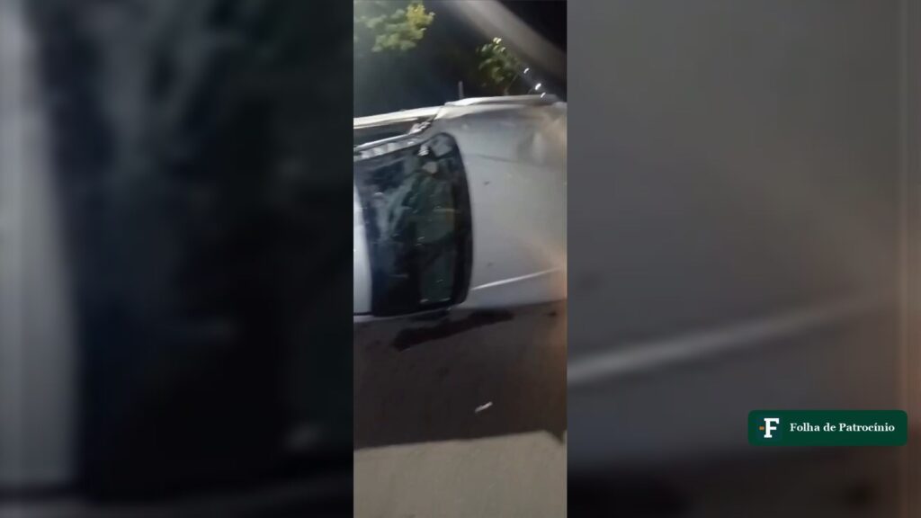 Veículo tombado de lado, com o para-brisa quebrado, após o capotamento na Faria Pereira, em Patrocínio