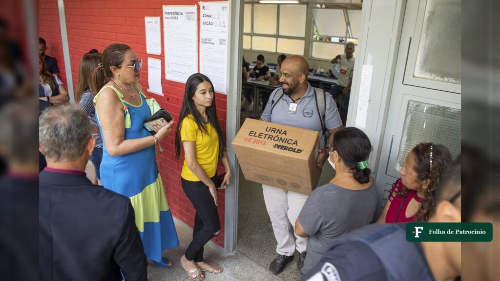 Urna eletrônica sendo levada a uma seção eleitoral no segundo turno, tema da pesquisa Ipespe (foto: Senado Federal, CC BY 2.0)