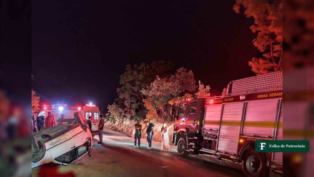 Uno capotado ao lado da pista e viatura dos Bombeiros à noite na BR-365, após a colisão em Patrocínio