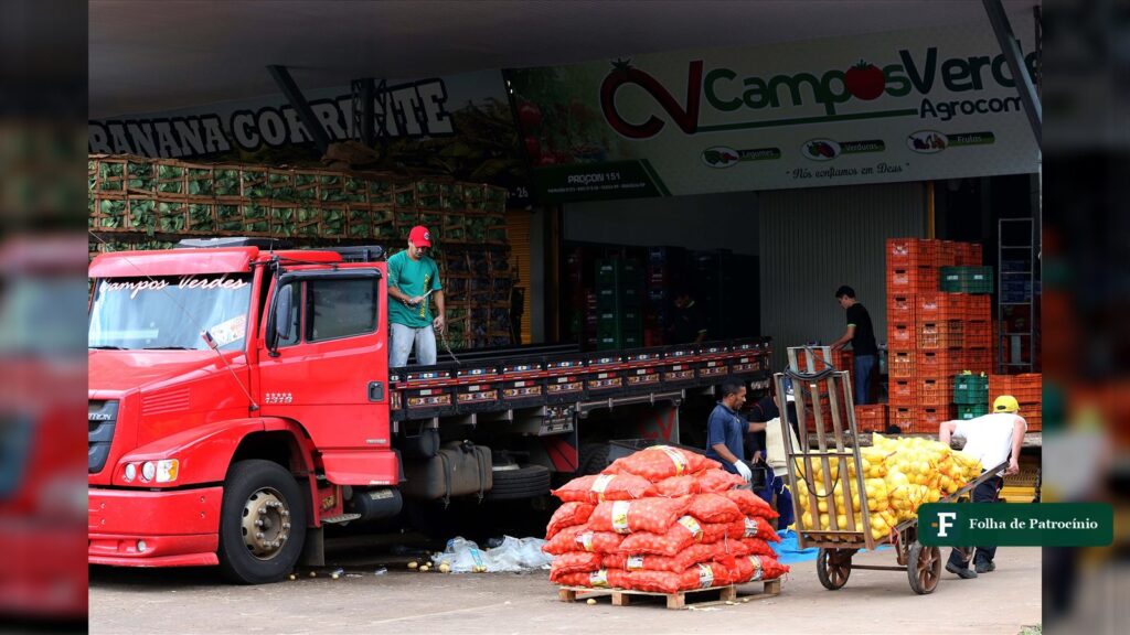 Descarga de batatas e cebolas na Ceasa-DF, onde a inflação de setembro puxou o preço dos alimentos (foto: Agência Brasília)