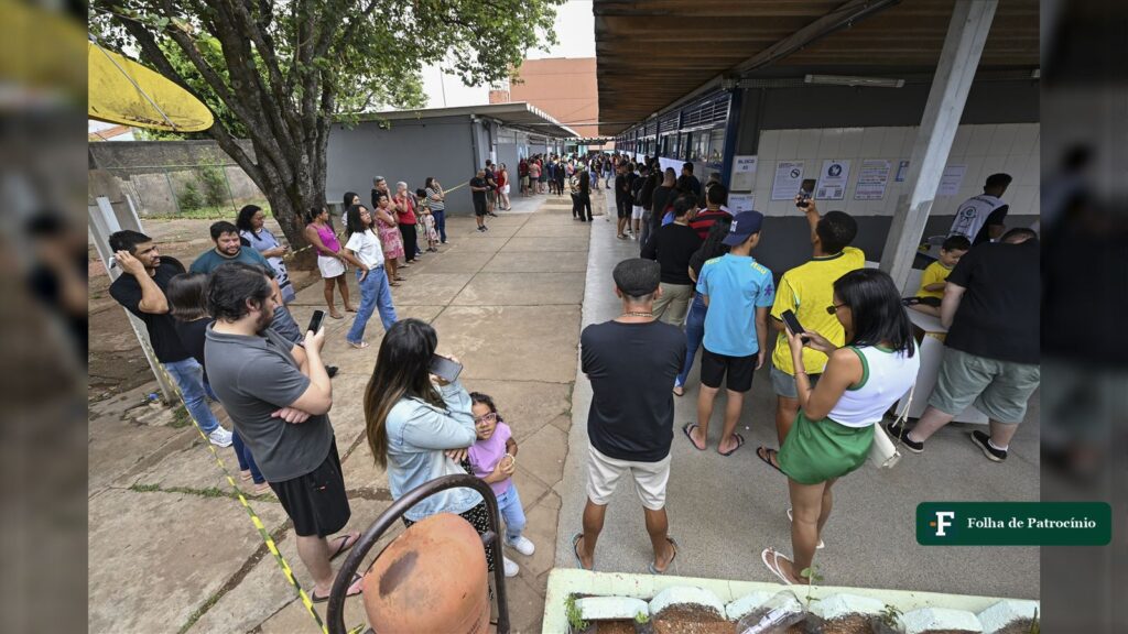 Fila de eleitores em escola no primeiro turno de 2026, nas maiores cidades de Minas e no país (foto: Edilson Rodrigues/Agência Senado, CC BY-SA 4.0)