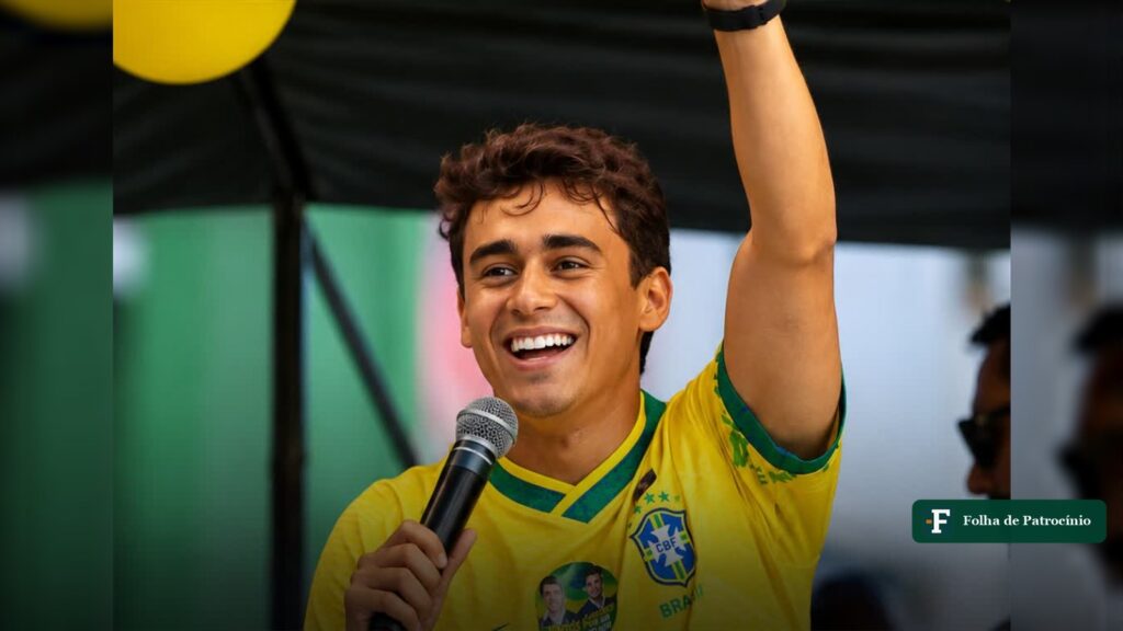 Nikolas Ferreira sorri com o microfone e o braço erguido durante ato de campanha, imagem do recorde de Nikolas em 2026