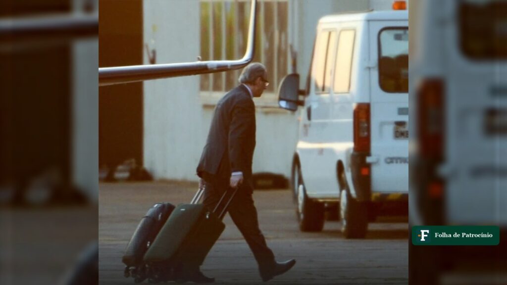 Eduardo Cunha caminha com duas malas em pista de aeroporto, imagem de arquivo ilustrando Eduardo Cunha em Minas